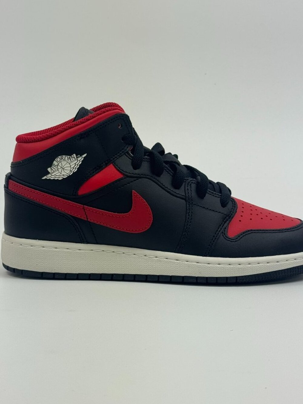 Air Jordan 1 Mid GS 'Bred Twist' DQ8423-067 size 6.5 Y / 8 W